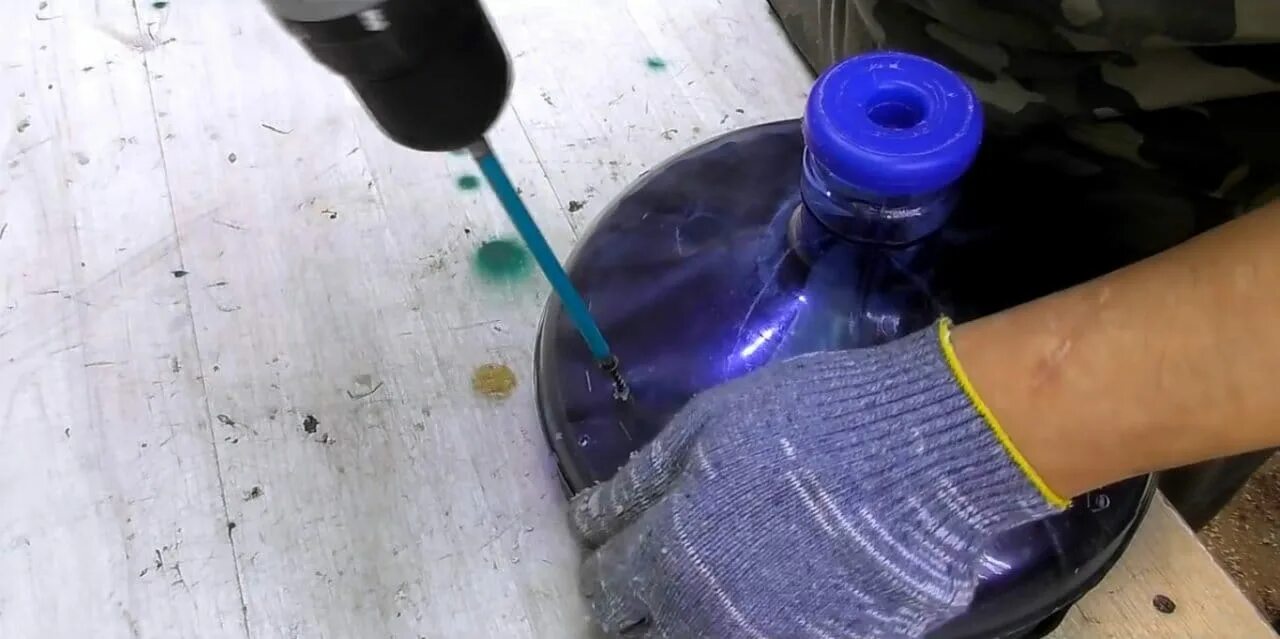 Бутылка 19 литров что можно сделать. Пуф из бутылок пластиковых 19 литровых. циклон из пластиковой бутыли 19 литровой. пуф из 19 литровых бутылей. циклон из 19 литровой бутылки.