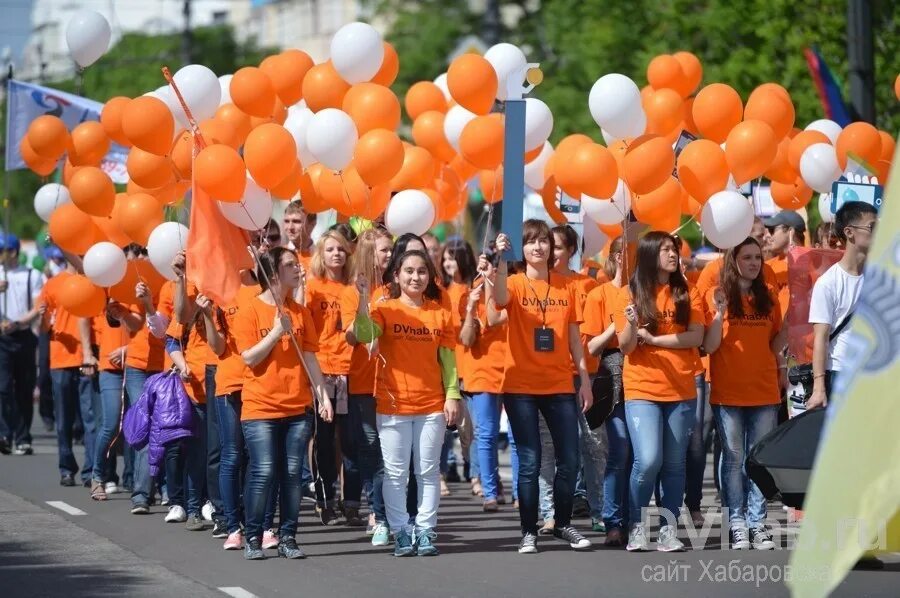 Дном хабаровск. Шествие на день города Хабаровск. Праздничное шествие день города Хабаровск. Хабаровск день основания. С днем рождения Хабаровск.