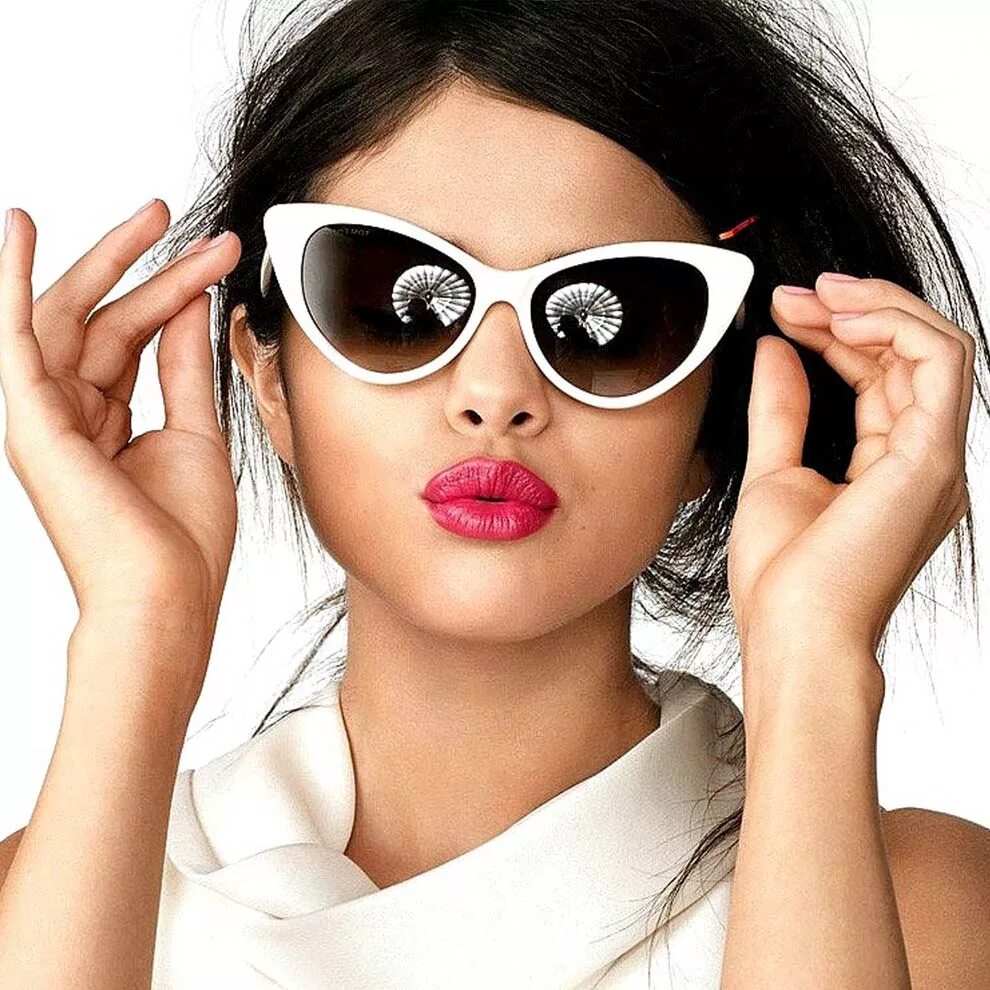 Летние очки. Женщина в темных очках. Красивые девушки в очках. Девушка в солнцезащитных очках. Очки аву.