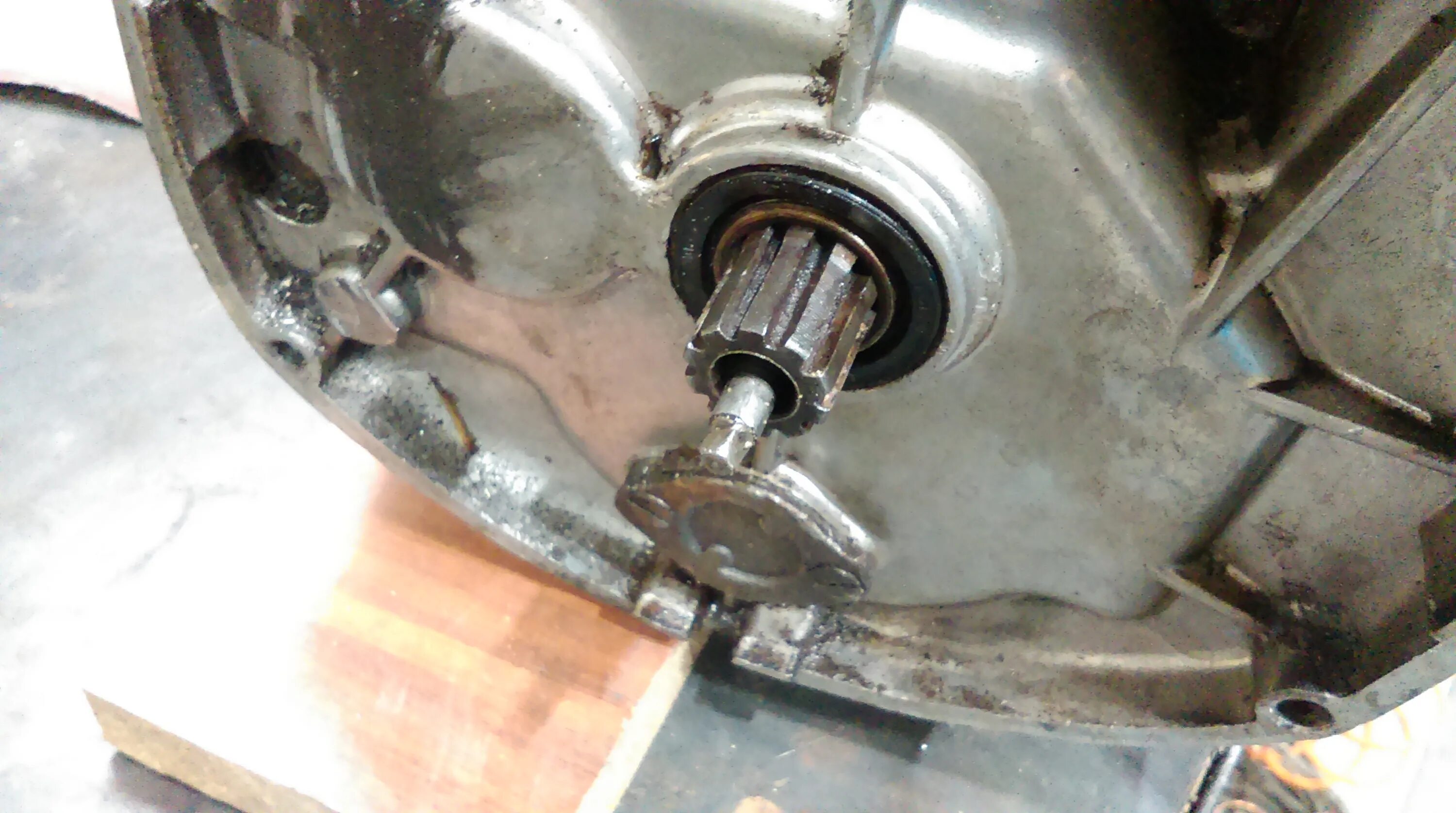 Как поставить коробку на урал. Масло из коробки мотоцикл урал. Коробка передач днепр мт 10. Кпп урал урал мотоцикл. Коробка мотоцикла урал м-67.