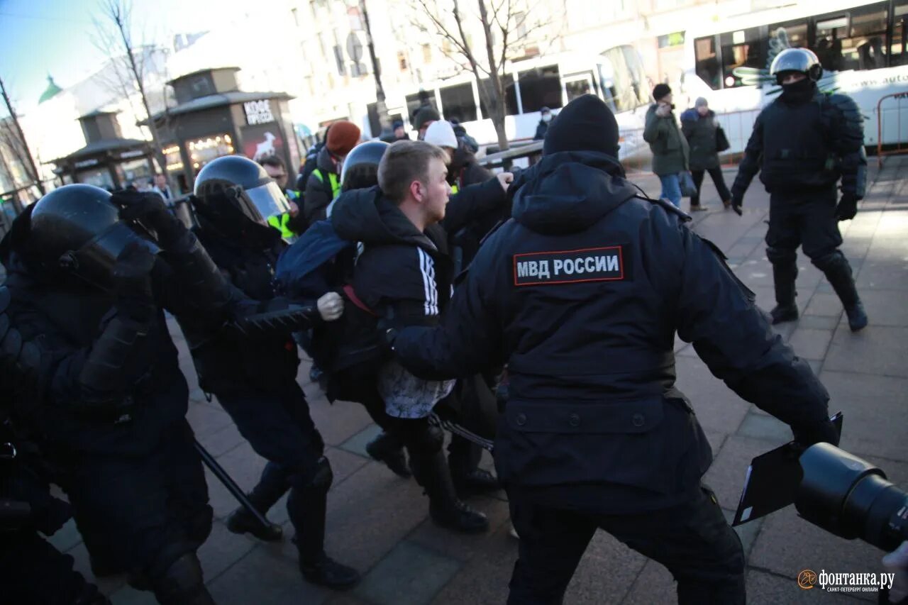 Гостиный двор задержания. Полиция Украины. Полиция Санкт-Петербурга. Пр твориться в жизнь