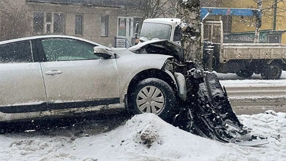 Водитель разбил машины. Разбитое авто.