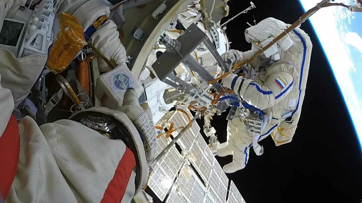 День первого выхода в космос. Космонавт МКС Артемьев 2018. Космонавт в открытом космосе. Космонавт в корабле.
