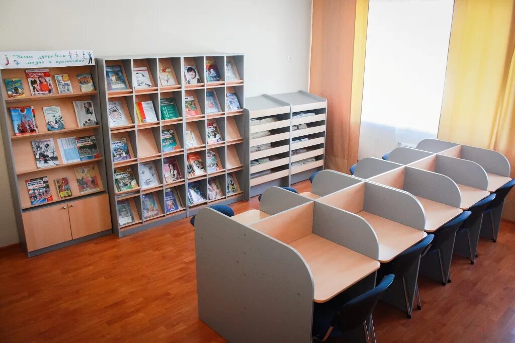 Библиотека новая в казани нкц библиотека. Столы для школьной библиотеки. Просторный читательский зал. Книга на столе в читальном зале. Принстонский университет библиотечный фонд.