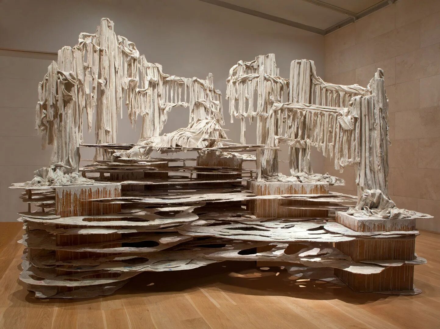 Diana al-Hadid. Современное искусство инсталляции. Инсталляция из дерева. Инсталляция из мрамора.