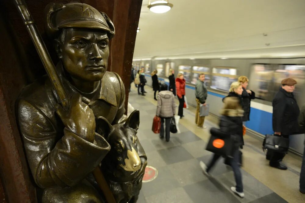 М площадь революции. Станция метро площадь революции душкин. Памятник на станции метро «площадь революции». Площадь революции метро. Станция площадь революции москва.