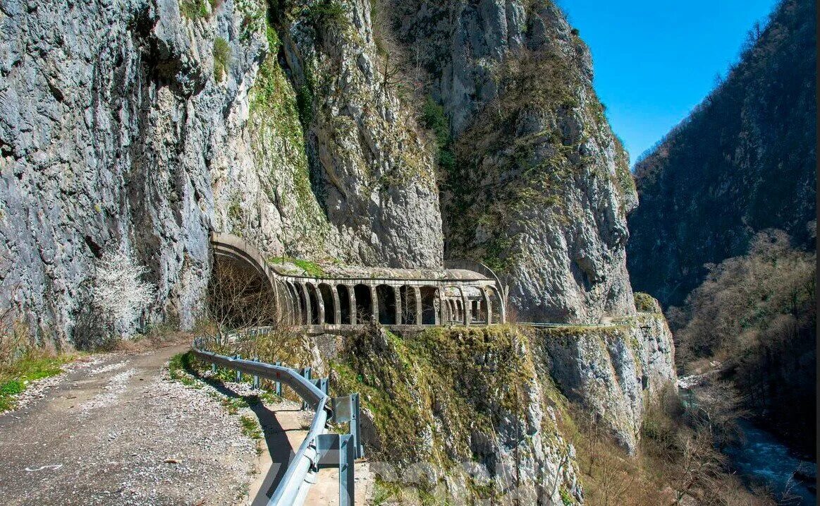 Шоссе сочи. Дорога адлер красная поляна. Шоссе сочи. Скалистая дорога. Ущелье ахцу красная поляна.