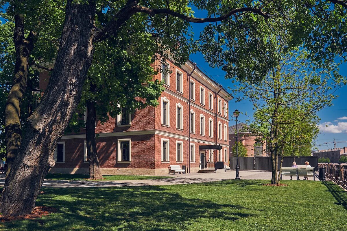 School spb. Дом коменданта новая Голландия. Моя школа новая Голландия СПБ. Дом коменданта Питер. Дом коменданта до реставрации в новой Голландии.