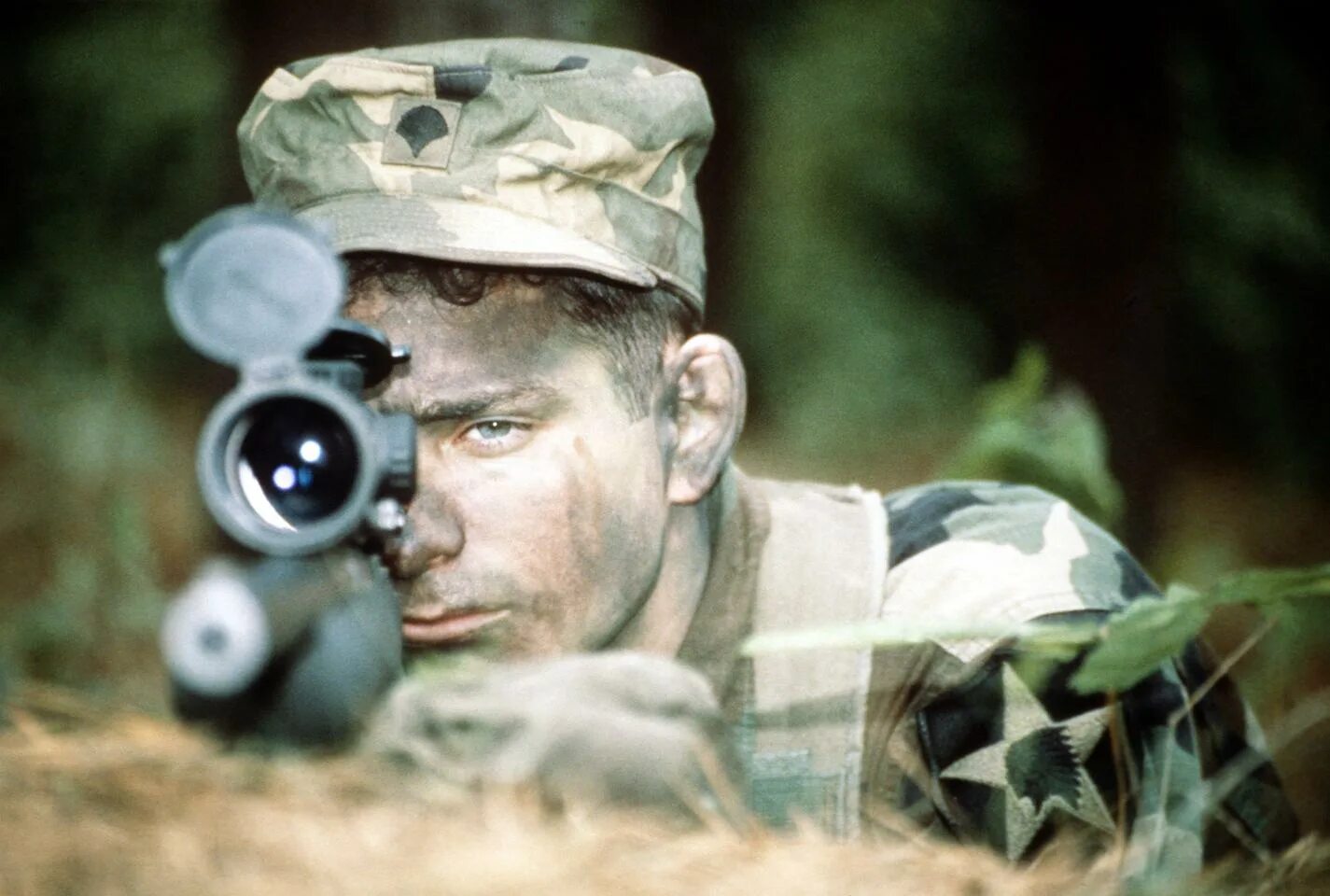 Я снайпер. Снайпер (the Sniper.2009). Снайпер целится в снайпера. Солдат снайпер. Солдат в прицеле.