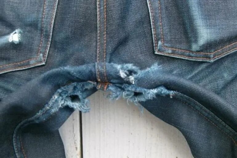 Как починить протертые. Джинсы levis протерлись. джинсы протерлись между ног. рваные джинсы между ног. протертые джинсы между ног.