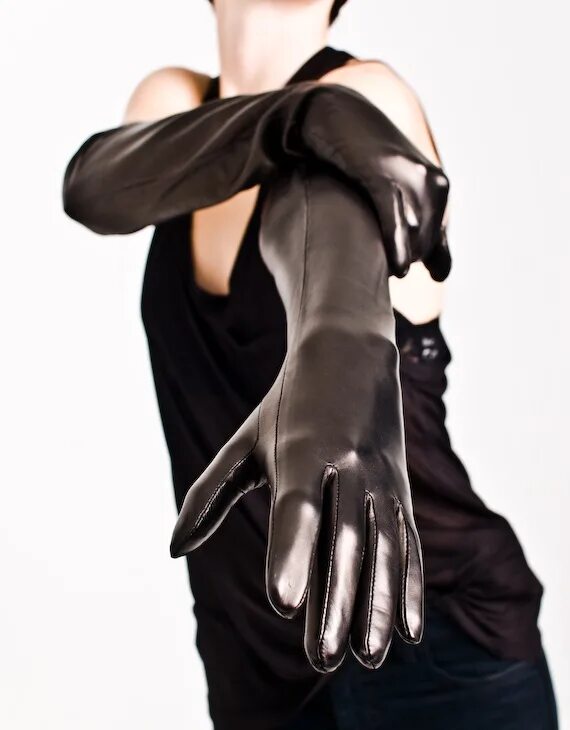 Женские кожаные перчатки на руке. Гачимучи latex glove. Перчатки фетиш видео. Девушка в латексных перчаток. Перчатки из латекса бдсм.