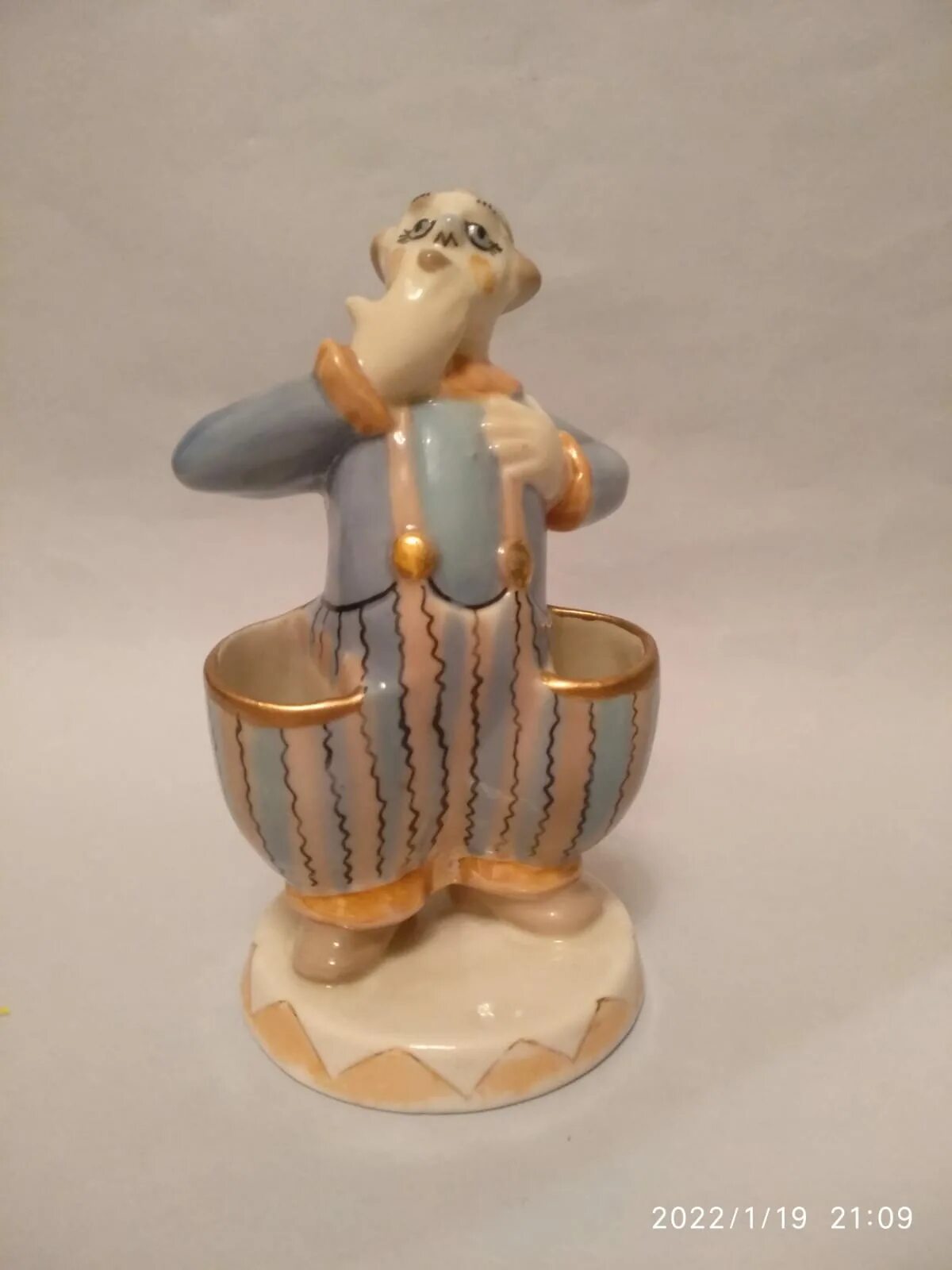 статуэтка клоун фарфор карандашница. фарфор украинка карандашница кузнецов. карандашница из фарфора. карандашница с фигуркой. карандашница клоун фарфор антиквариат.