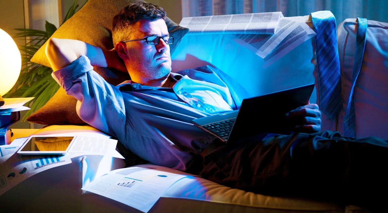 Человек перед компьютером. Сидит за компьютером ночью. Человек сидит за компьютером ночью. Сидит перед компьютером.