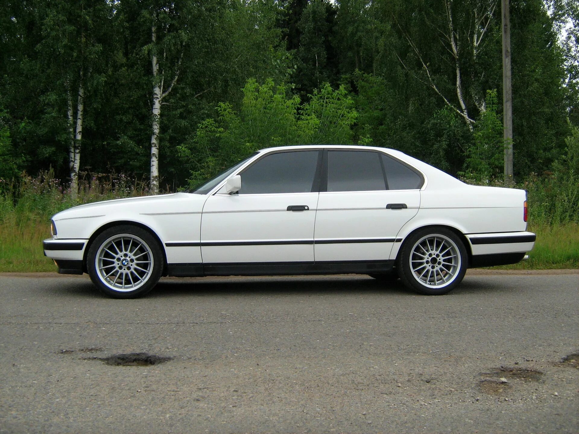 Е34 белая. BMW e34 белая. БМВ е34 1988. БМВ 34 белая. БМВ е34 1995.