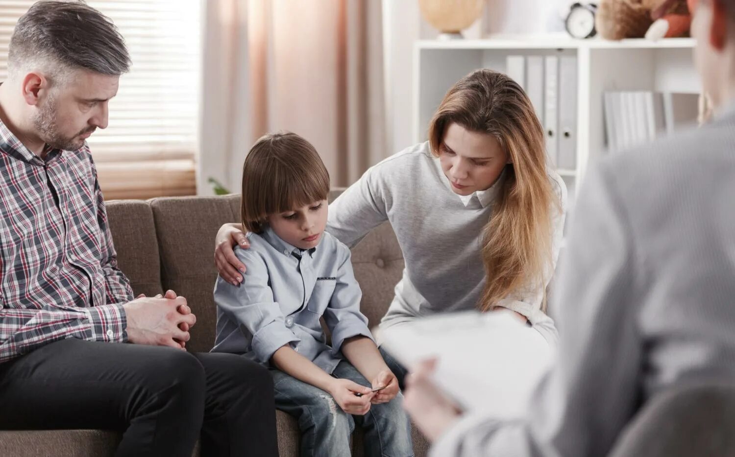 Родители и дети. Беседа с детьми. Беседа родителей с детьми. Семья у психолога. Parents son