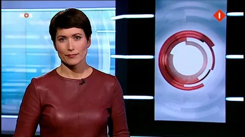 NOS Journaal presentatrice Annechien Steenhuizen met live verslag van Euros...