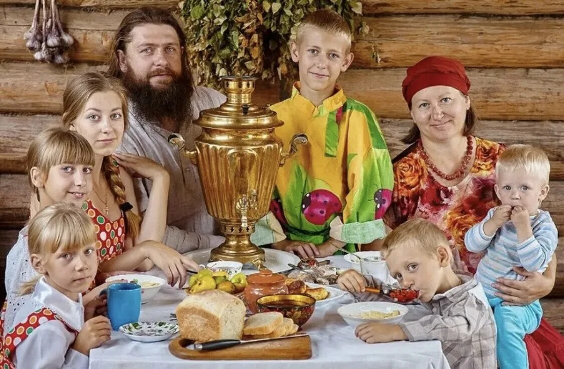 Семья малая церковь. Семейные традиции в православии. Традиция православной семьи. Семейные традиции в христианстве. Православные традиции и семейные ценности семья малая церковь.