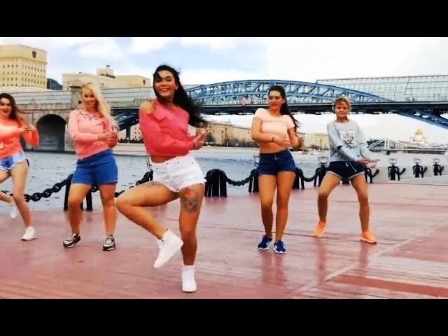 Ансамбль дискомобиль новоорск. Танцуем под модерн токинг. Танцы под модерн токинг. Танцующие под модерн токинг. Три девочки танцуют круто.