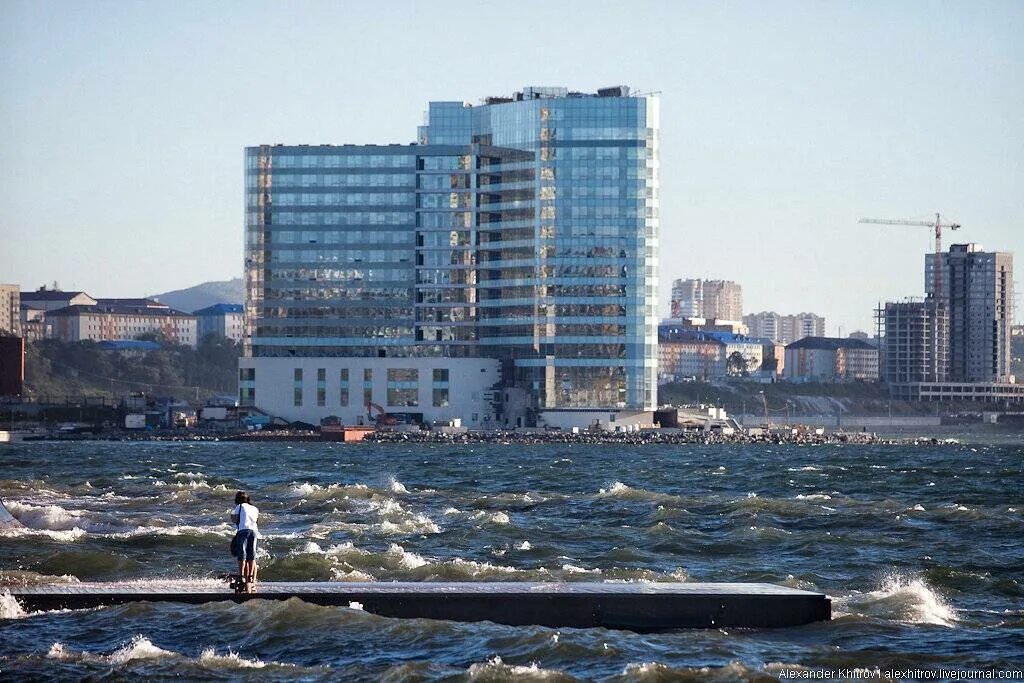 Какое море во владивостоке. Тайфун во владивостоке. владивосток тихий океан набережная. владивосток море набережная. набережная сейчас тайфун.
