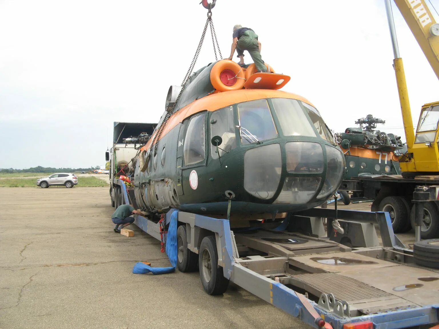 Транспортировка вертолета. Перевозка машин вертолетом. Вертолет для перевозки танков. Грузовой вертолёт ми-8. Транспортировка ми-8.