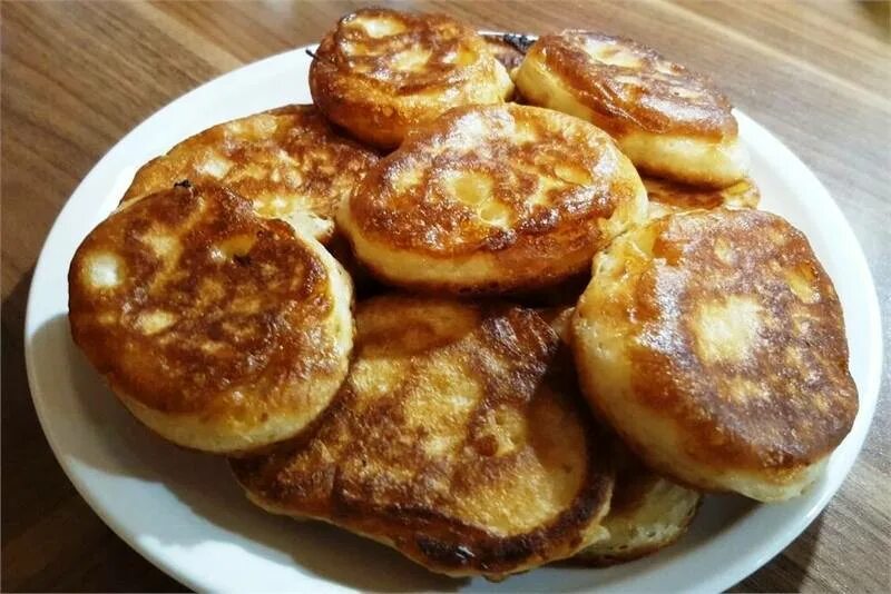 Рецепт оладьев с яблоками на кефире пышных. Оладьи пышные воздушные. воздушные оладушки на молоке. воздушные оладьи на кефире. вкусные оладьи на кефире.