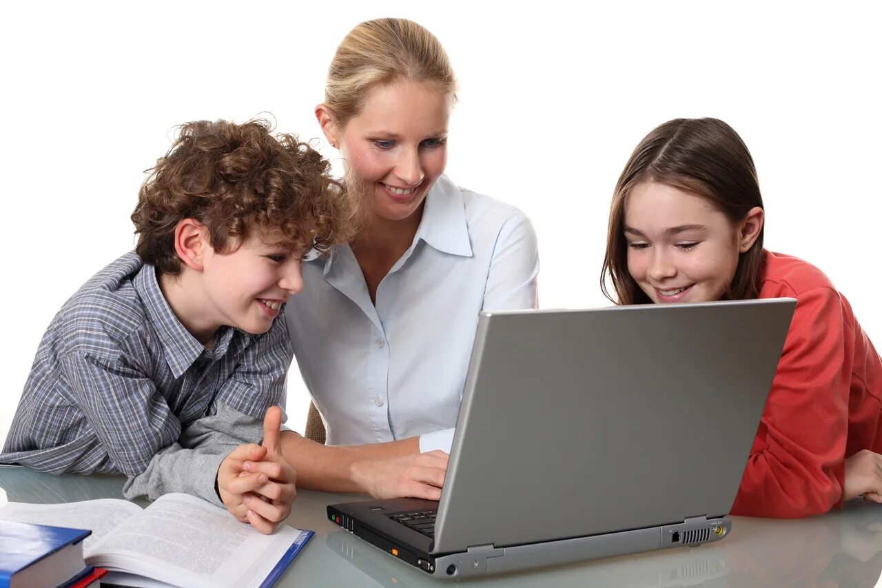 Ребенок за компьютером. Ученик за компьютером. Подросток и компьютер. Компьютер для детей. Интернет урок дети