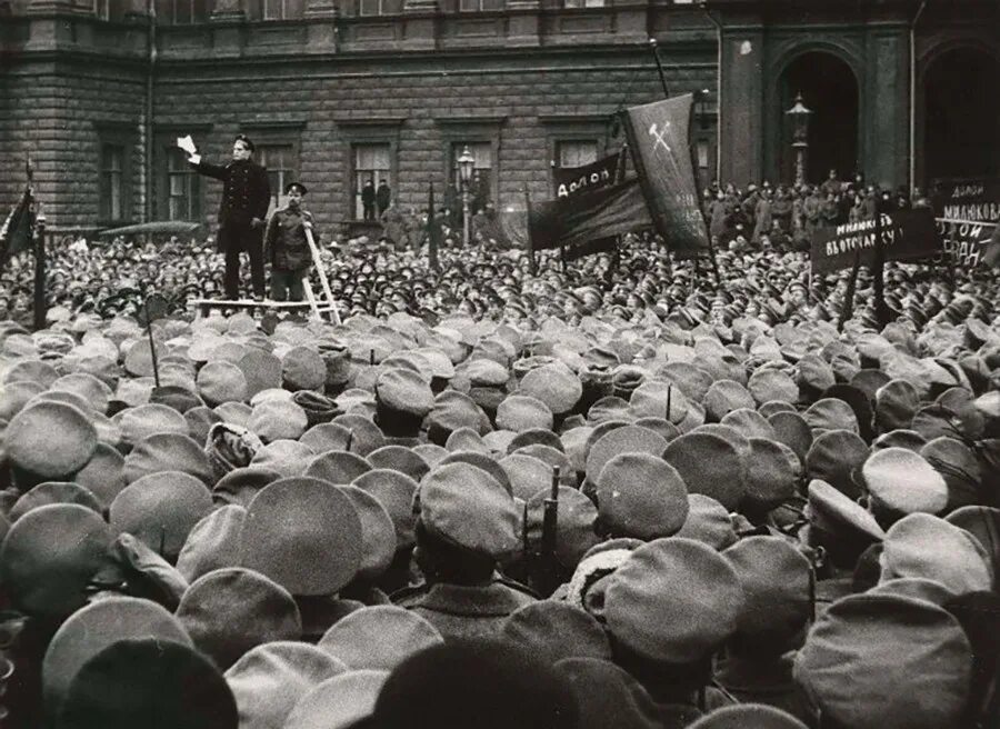 Кризис времен правительства. Петроград в 1917 апрельский кризис. Митинги Большевиков в 1917. Митинг революция 1917. Демонстрация Большевиков 1917.