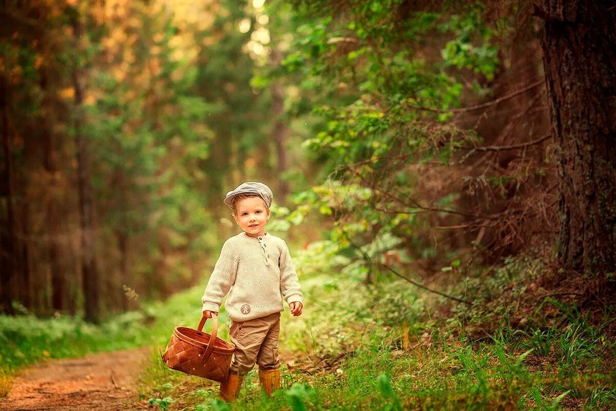 Ребенок потерялся в лесу. Мальчик который пропал в лесу на 2 дня. Мальчик потерялся в тайге. Мальчик в лесу. Мальчик гуляет по тропинке.