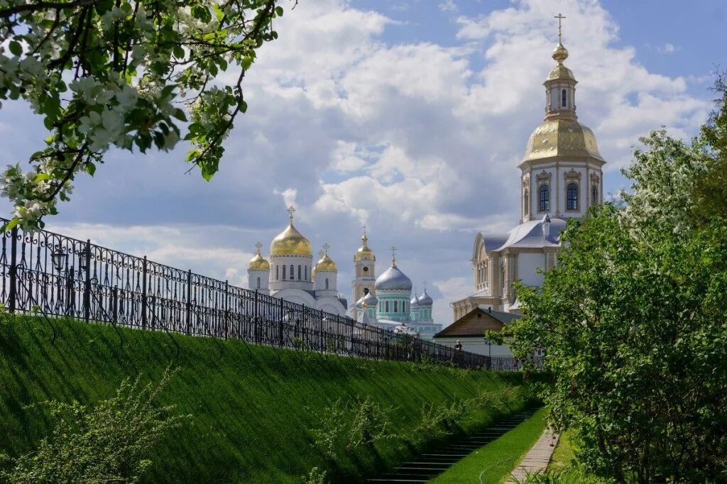 Дивеево сегодня в контакте. Свято-Троицкий Серафимо-Дивеевский монастырь. Серафимо-Дивеевский монастырь канавка Богородицы. Дивеевский монастырь канавка.