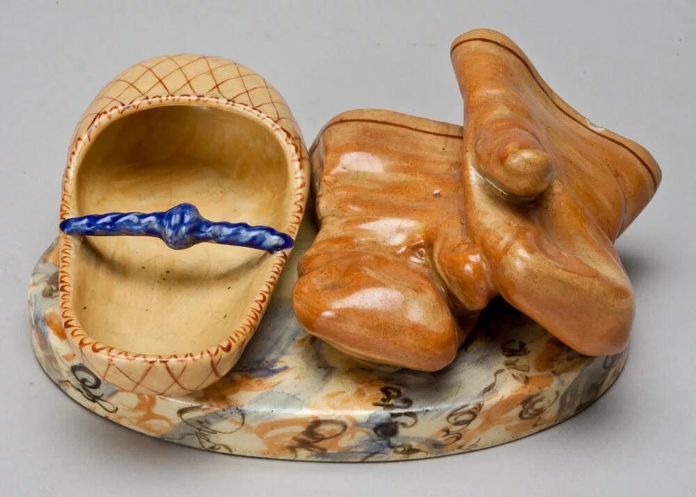 Пепельница в виде лаптя. Пепельница лапоть керамика ссср. Пепельница лапоть. Пепельница каслинское литье лапоть. Пепельница лапоть.