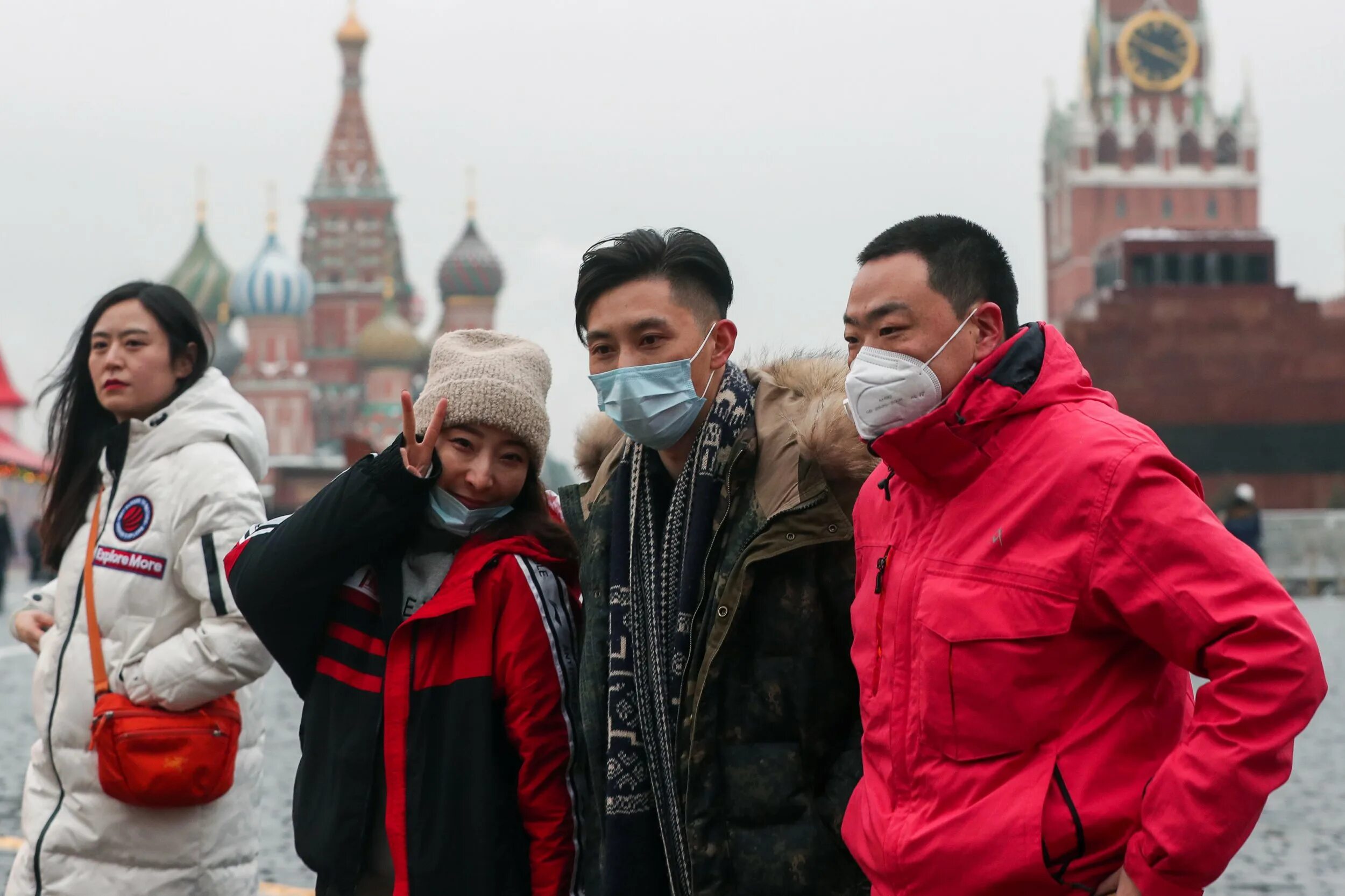 В москве проживает человек. Китайские туристы в России. Китайцы в Москве. Иностранные туристы в России. Китайские туристы в Москве.