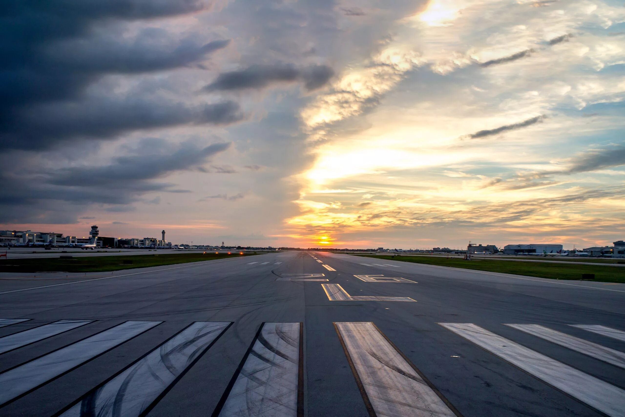 истребитель на дороге. самолет на взлетной полосе. гисборн город новая зеландия. бологое памятник су-27. су-27 на посадке.
