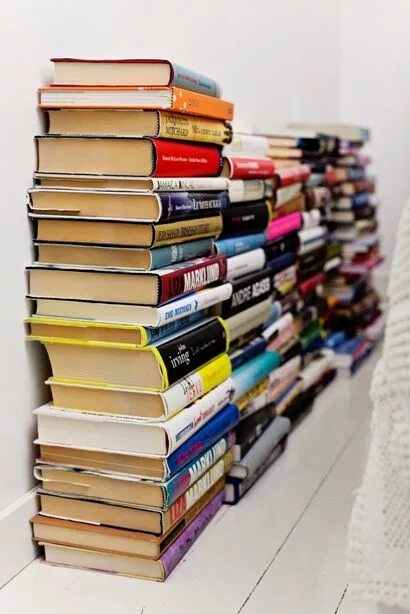 Стопка папок. Красивые книги. Подставка для книг дизайнерская. Books ideas. Настольная лампа из книг.