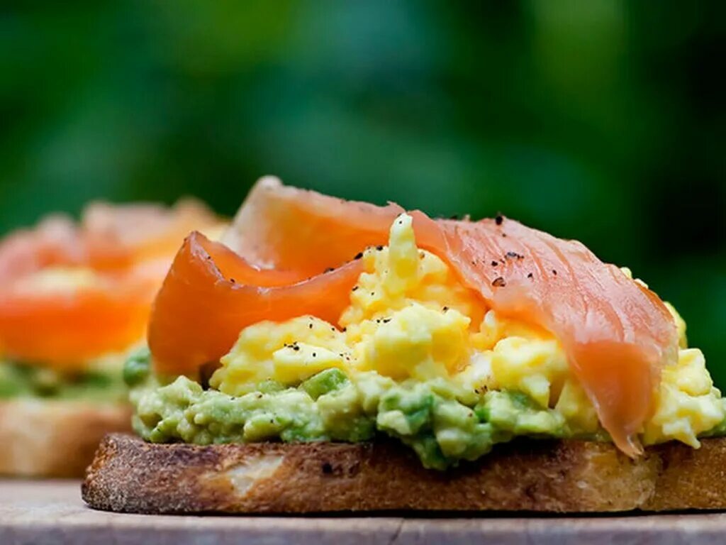 бутерброд с авокадо и красной рыбой и яйцом пашот. бутерброд с авокадо рыбой и яйцом пашот. бутерброд с авокадо и красной рыбой и яйцом пашот. сэндвич с семгой авокадо и яйцом пашот. сэндвич с семгой авокадо и яйцом пашот.
