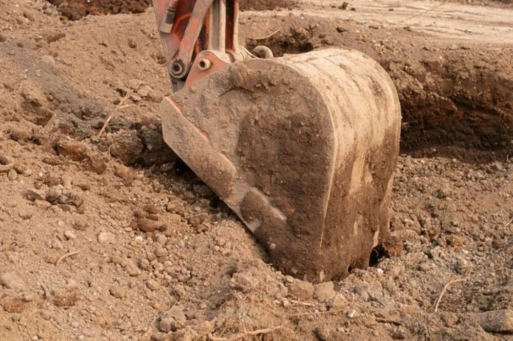 Разработка грунта. Засыпало грунтом. Ковш экскаватора. Рабочий грунт. Mining people что это.