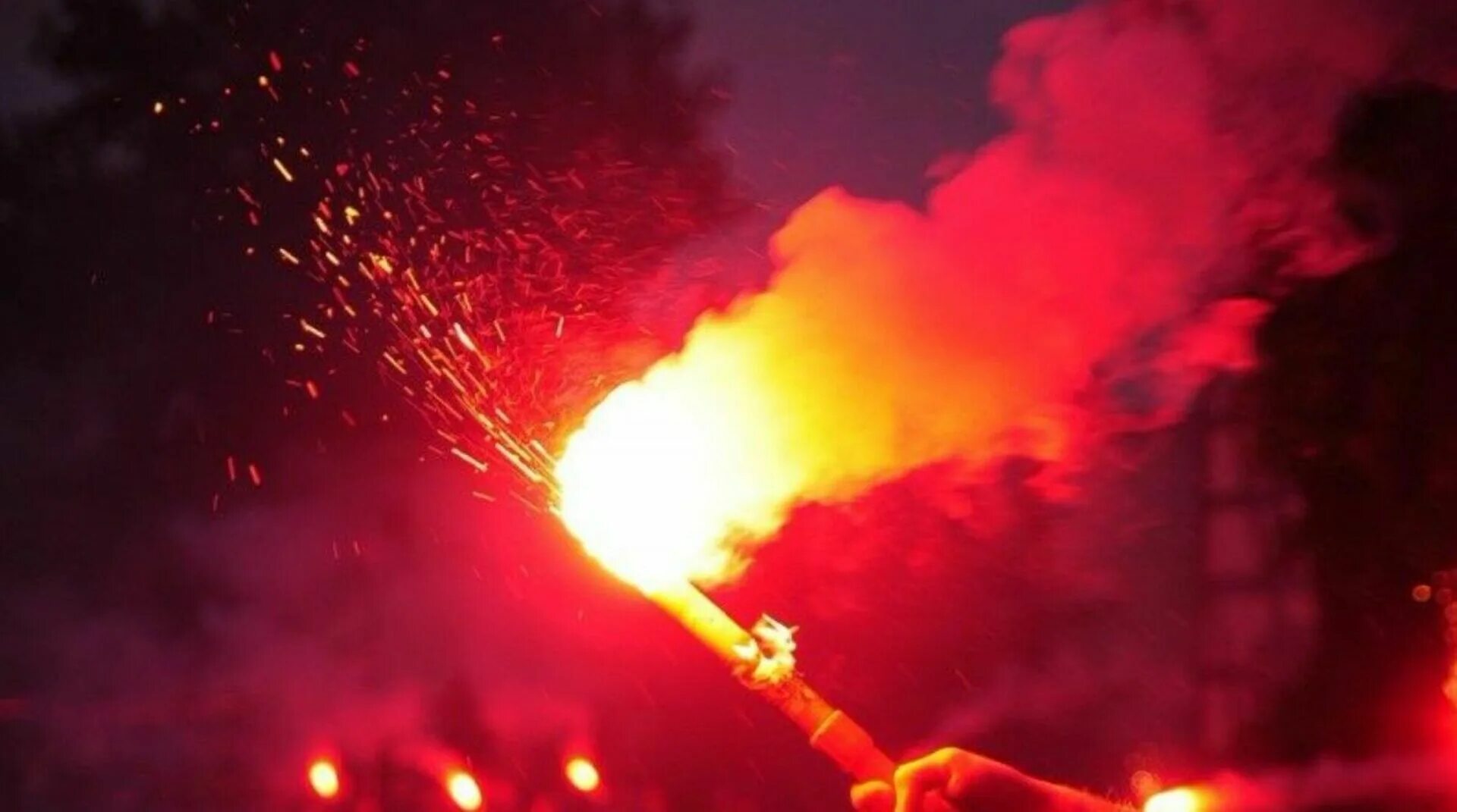 Весело горит яркий