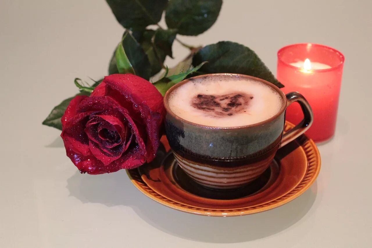 утро розы кофе. кофе и розы с добрым утром. чашка кофе и роза. чай с цветами. чашка кофе и роза.