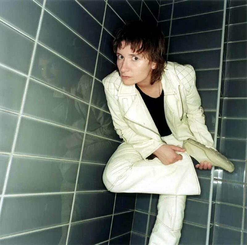 джинсы антитренд. арбенина рваные джинсы. арбенина рваные джинсы. арбенина диана твои драные джинсы. диана арбенина 2002.