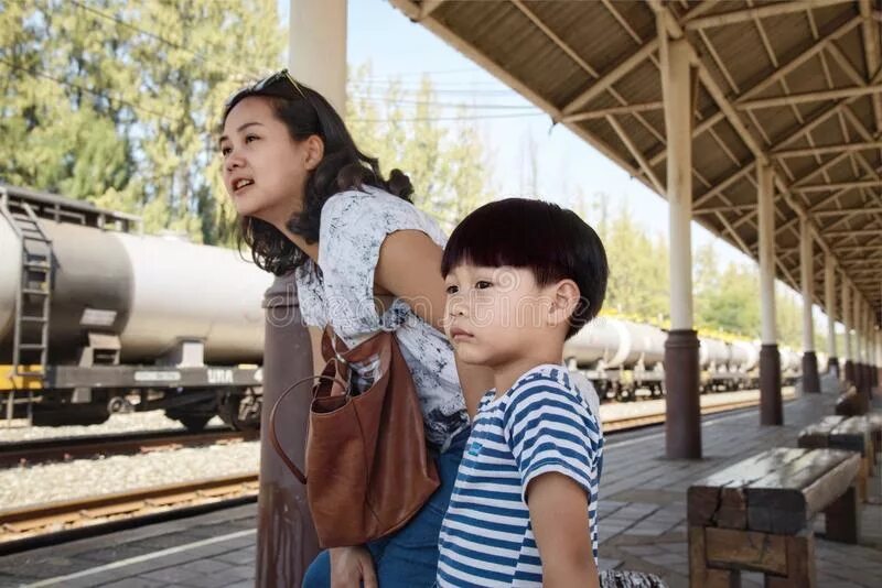 Мальчики поезд с мамой. Young mother real 3 (2015) Южная Корея. Поезд азиаты. Мама Железнодорожный. Мамочки железнодорожного.