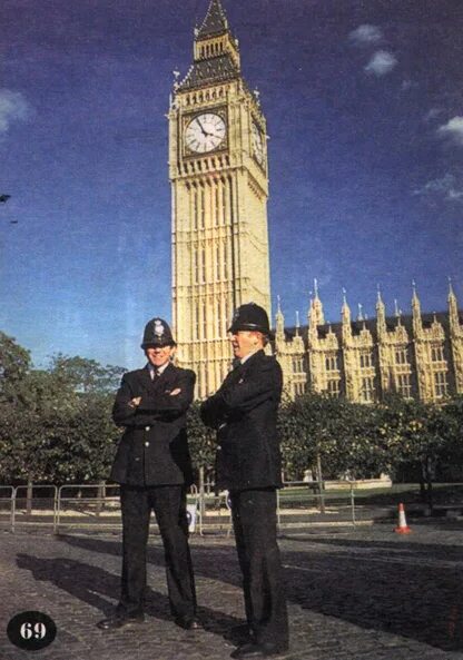 биг бен и солдаты. биг бен в лондоне туристы. памятник напротив биг бена. лондон селфи. лондонские часы и человек.