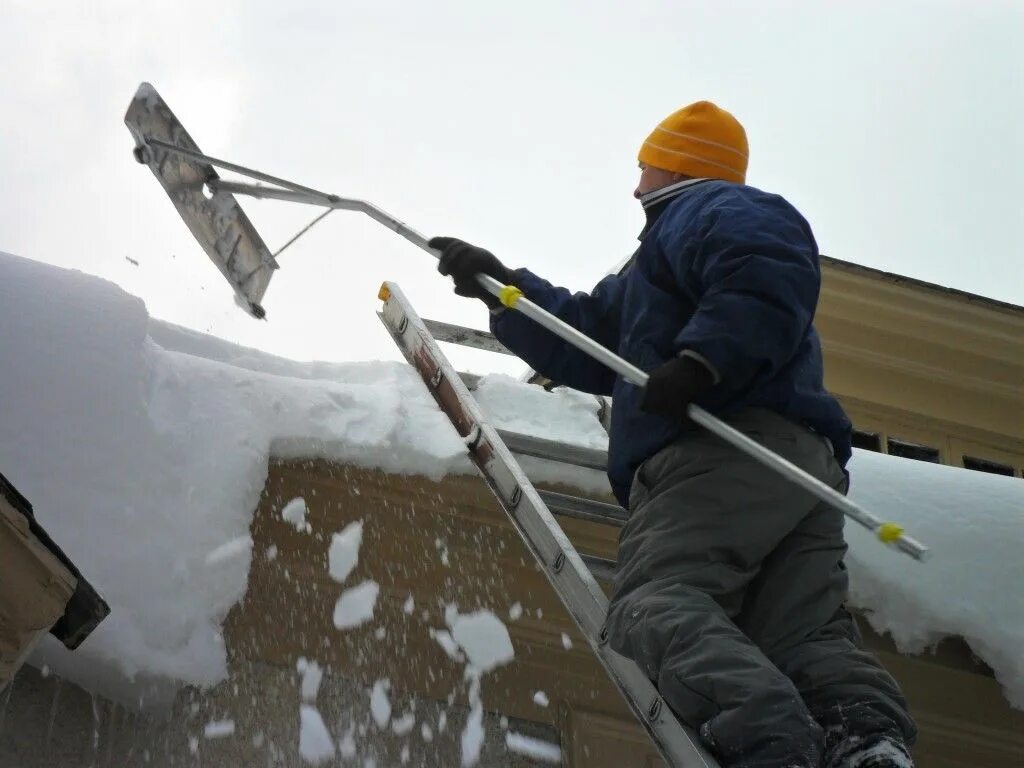 Очиститься снега. Приспособление для уборки снега с крыши. Приспособление для очистки крыши от снега. Лопата для очистки крыши от снега. Скребок для очистки снега с крыши.