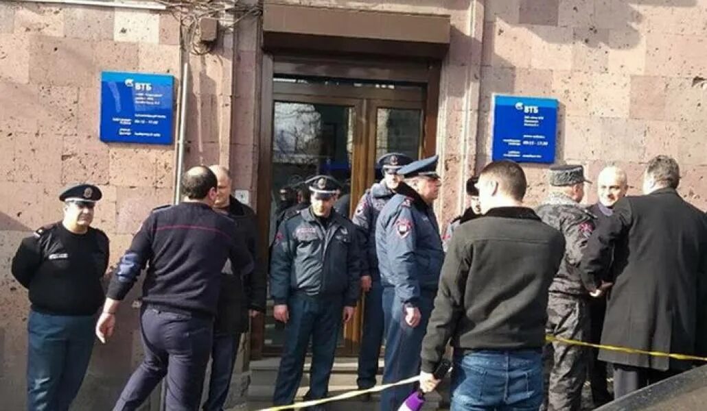 Polis am. ВТБ В Ереване. Отделение полиции в Армении. Ограбление банка Армении. Полицейский банк.