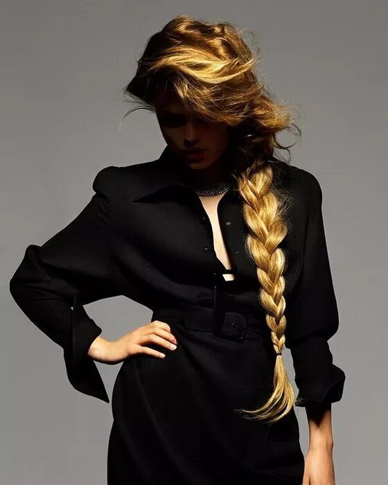 Девушка с косой. Певица клэр буше. Девочка в черном платье с косичками как. Девушка с косами. Девочка в черном платье с косичками как.