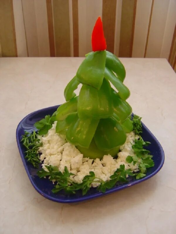 Украшение елка из огурца. Елка из огурцов. Елка из колбасы. Елочка из огурца на салат. Елка из огурца на новогодний.