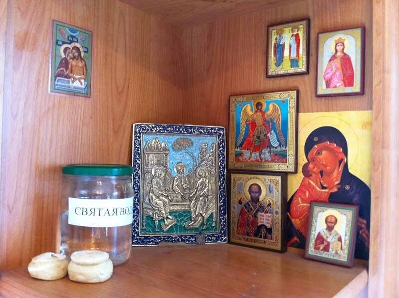 Можно ли хранить иконы. Киот для собрания икон. Полка иконка. Уголок для икон. Уголок с иконами в доме.