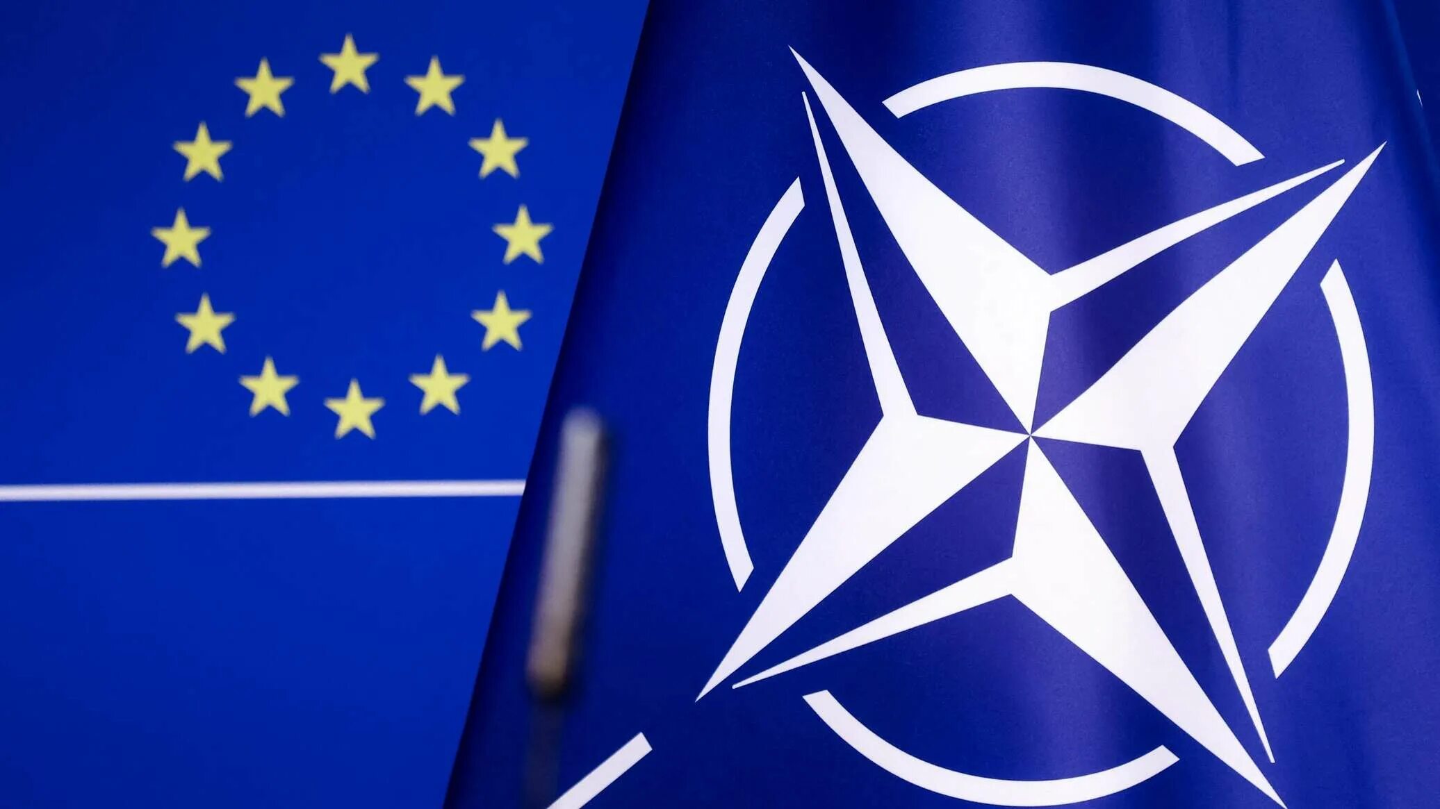 Руками нато. Флаг НАТО 2022. Флаг Североатлантического Альянса. Североатлантический Союз НАТО. Флаг НАТО И ЕС.