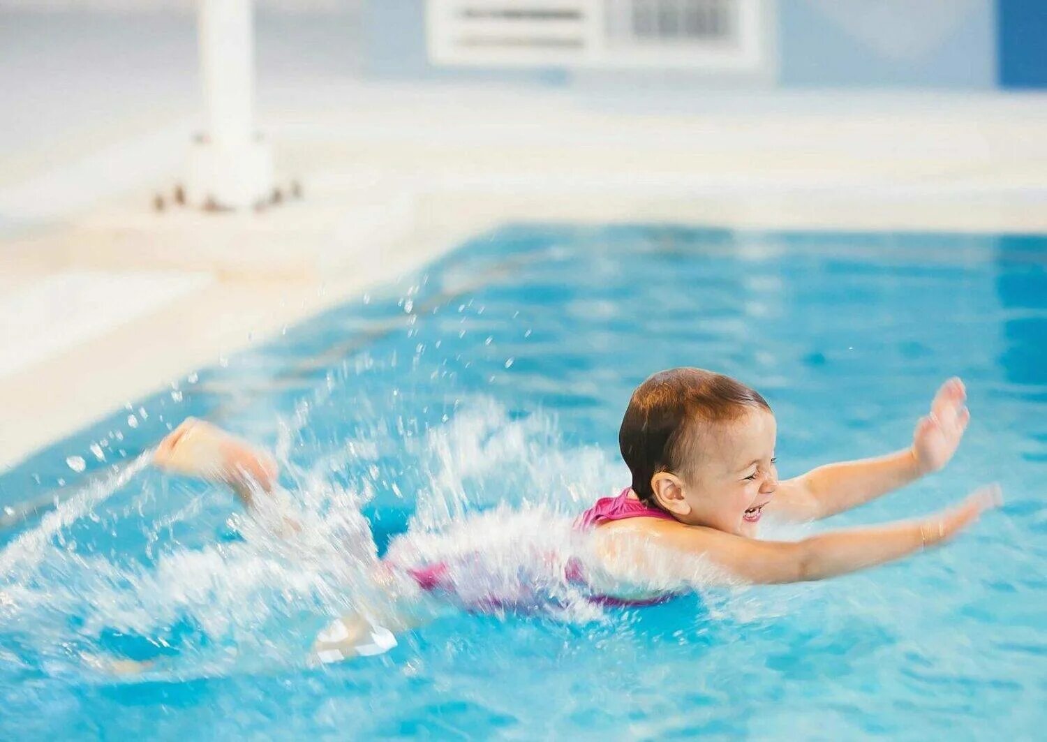 The children are swimming. Дети в бассейне. Дети купаются в бассейне. Дети плавают в бассейне. Бассейн для малышей.