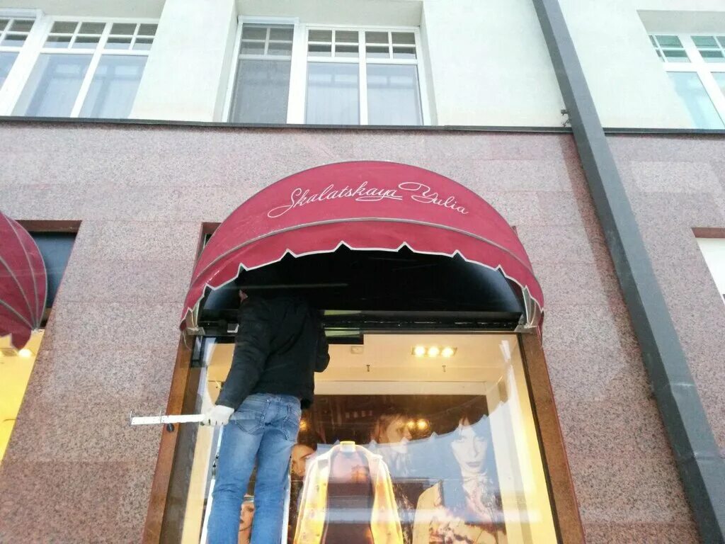 Террасная маркиза перготенда. Навес-маркиза системы veranda 2300*3660. Козырек тканевый для кафе. Навес маркиза castorama. Навес маркиза castorama.