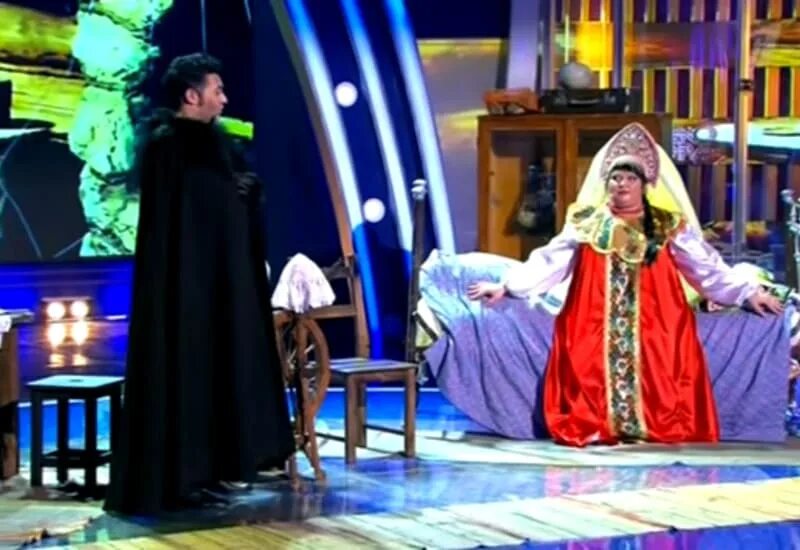Выступление квн пятигорск. Ольга картункова капитаны квн. квн пятигорск императрица. квн пятигорск две царевны. чумаков и картункова в сценке.
