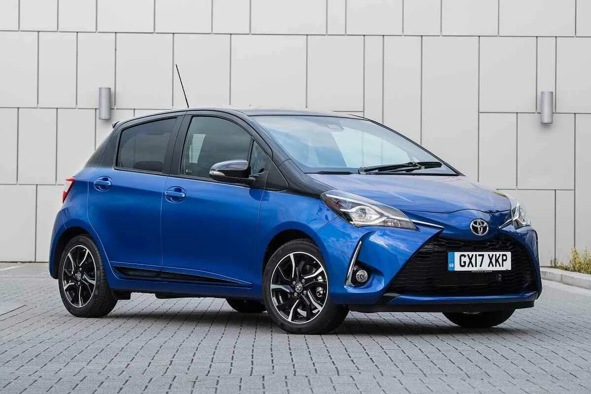 Toyota Yaris 2017. Тойота Ярис гибрид. Тойота Ярис 3 поколения. Toyota Yaris Hybrid 1.5. Yaris hybrid